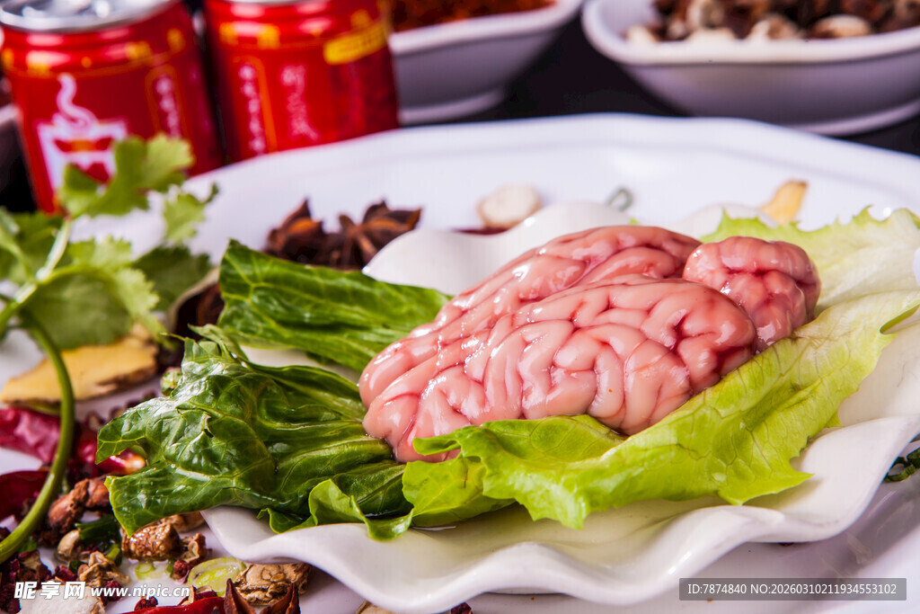 新鲜脑花与配菜美味呈现