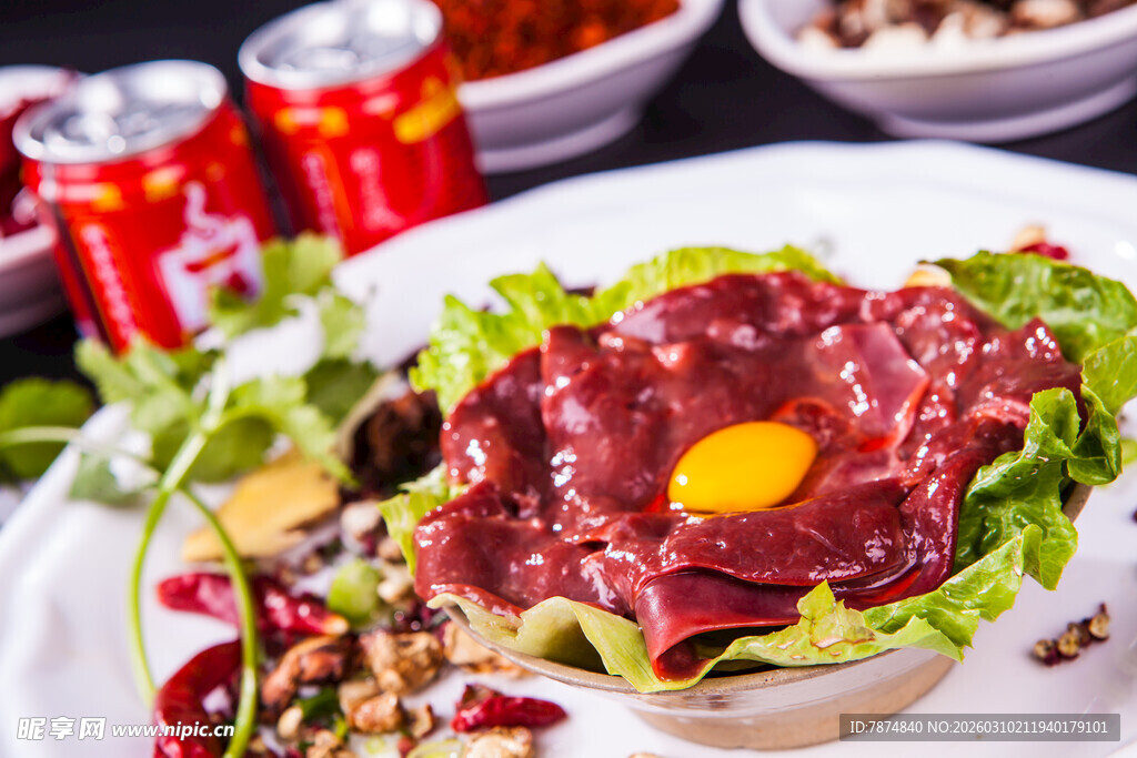 生牛肉沙拉配多彩配菜