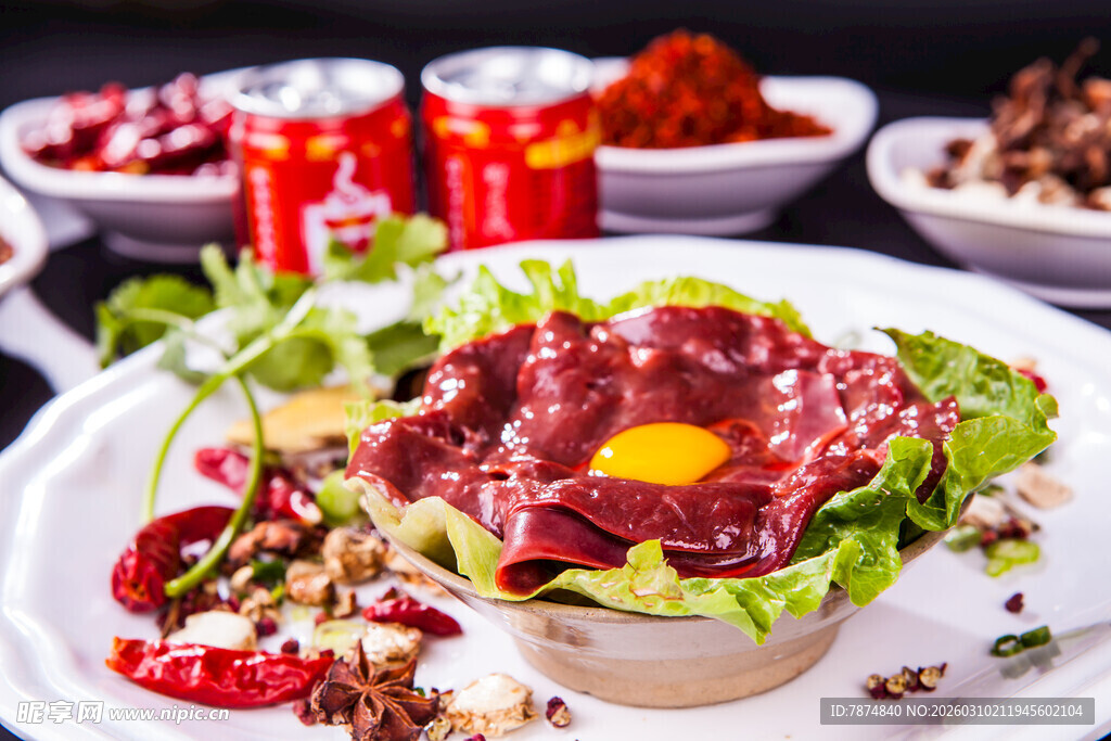 生牛肉沙拉配蛋黄等食材
