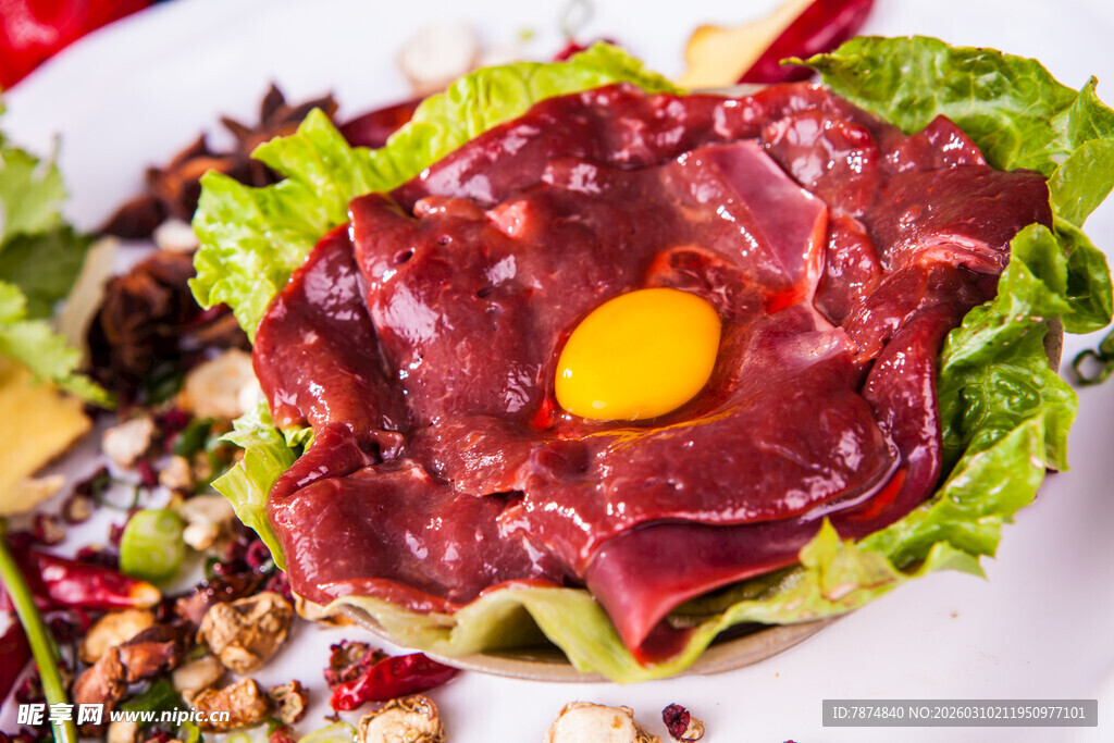 生牛肉配蛋液摆盘美食