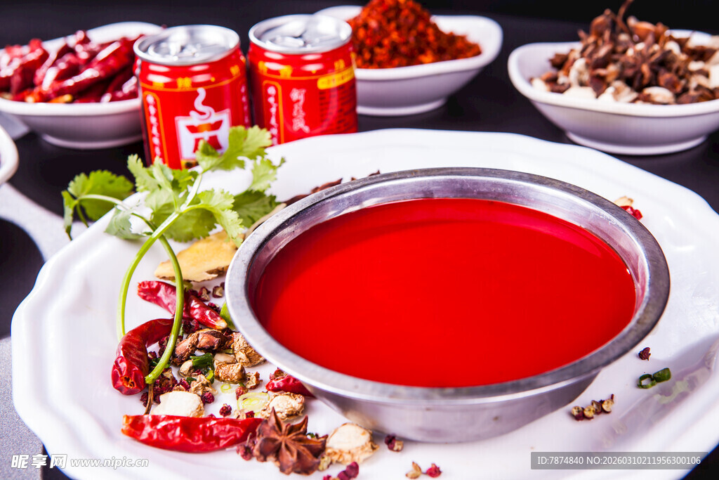 浓郁红汤火锅底料展示