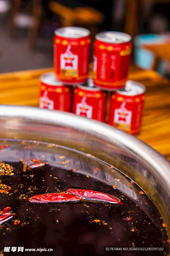 红罐白啤配热辣火锅