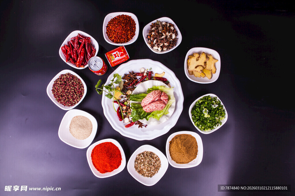 多样调料环绕的美味佳肴