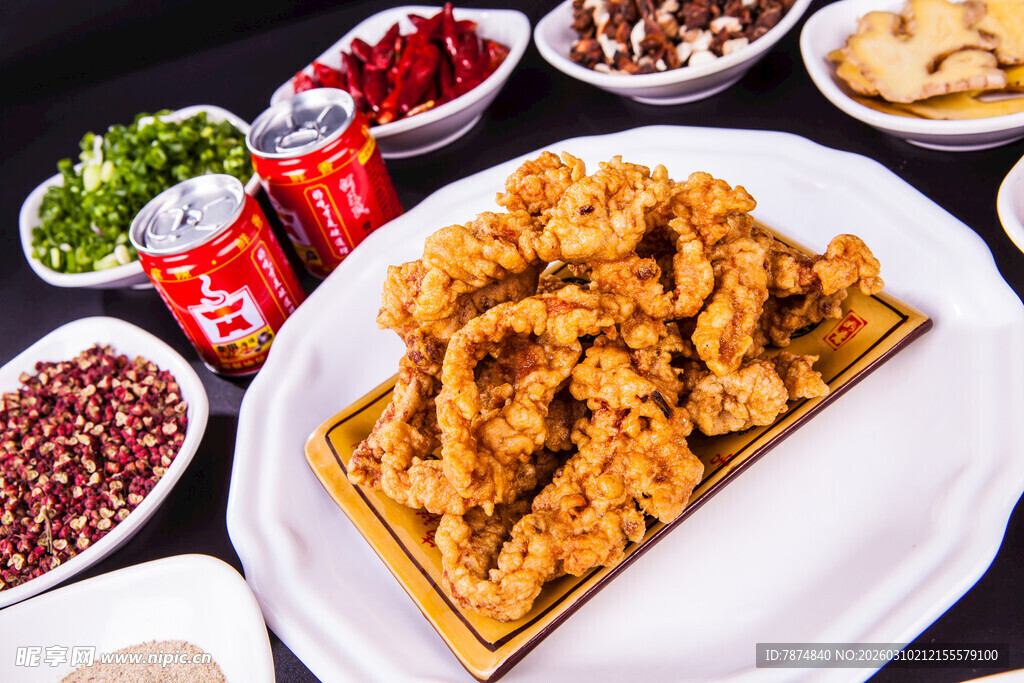 美味炸鸡配多样小吃调料