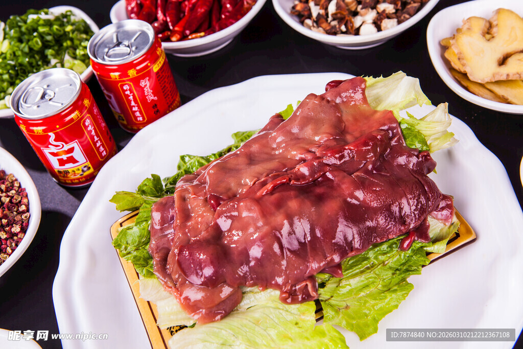 新鲜牛肉片配多样食材