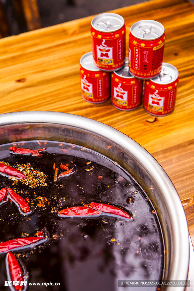 麻辣火锅锅底与罐装饮料