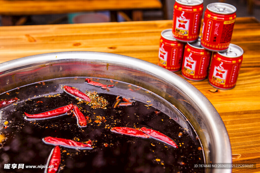 麻辣火锅配罐装饮料