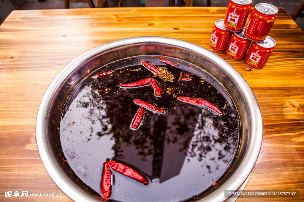 盆中鲜活小龙虾待烹饪