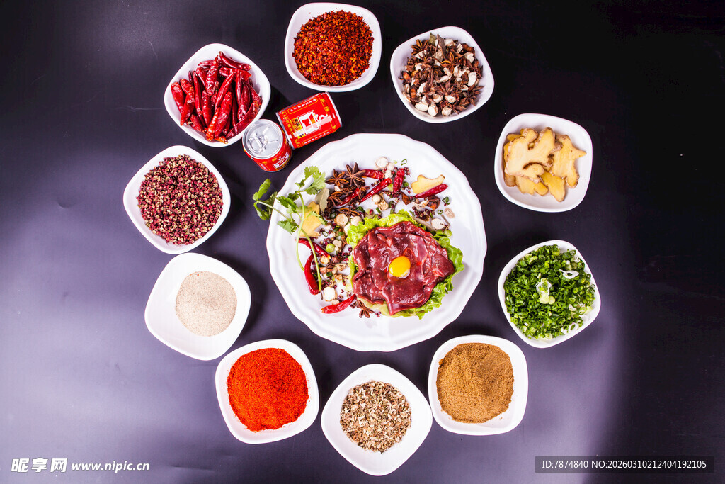 多样调料环绕美味沙拉