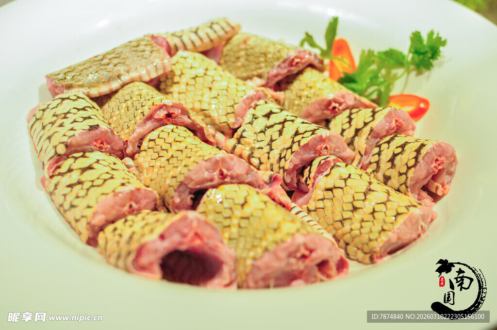 美味夹心糕点摆盘精致