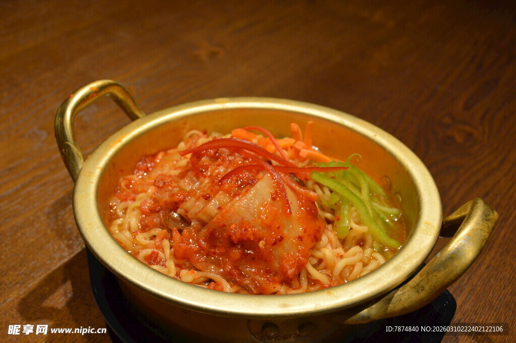 韩式泡菜牛肉石锅饭