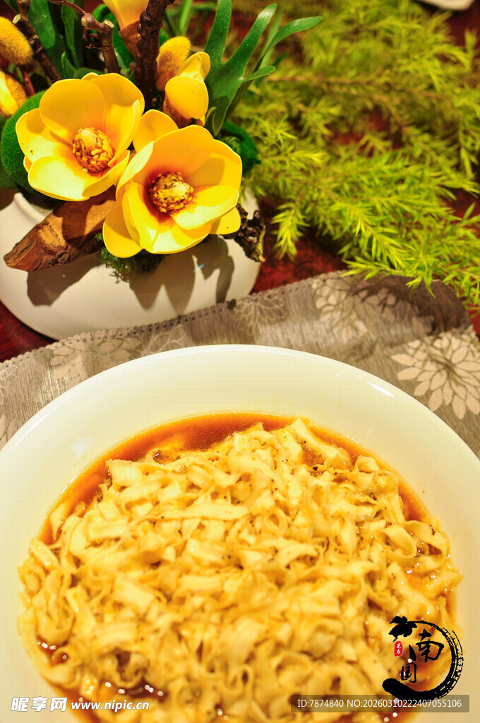 美味泡面搭配精致配菜