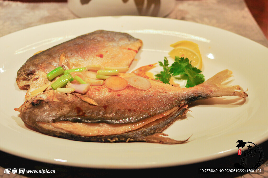 清蒸金鲳鱼配清新配菜