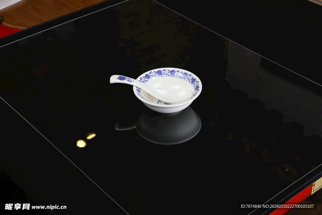 黑色台面上的白色小碗