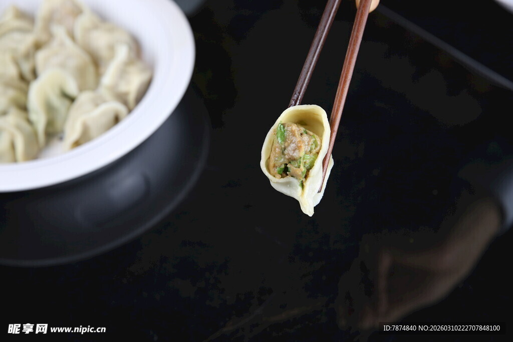 筷子夹起美味饺子瞬间