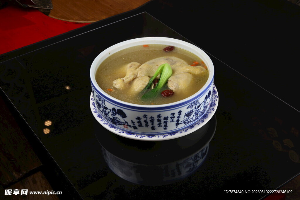 青花瓷碗中的美味汤品