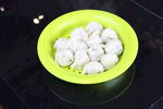 绿色碗中的白色丸子