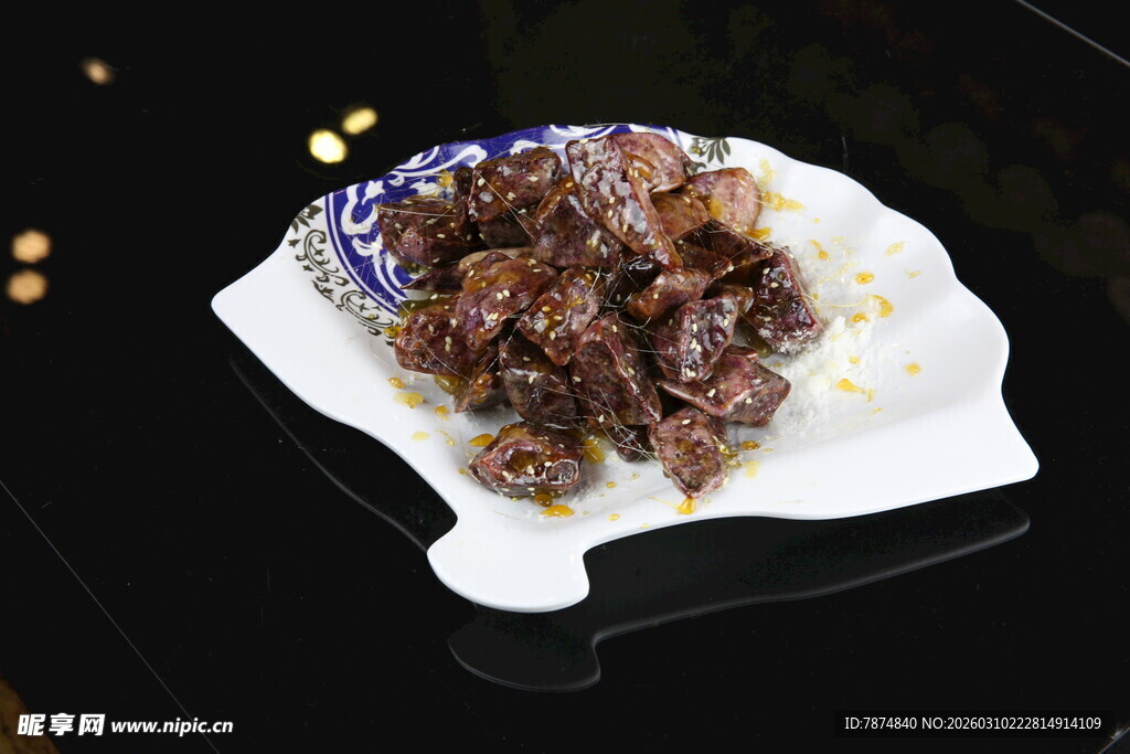 美味酱牛肉摆于精致盘中