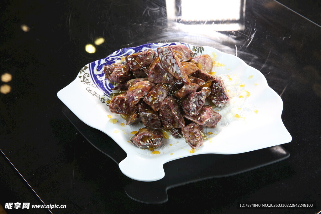 美味酱牛肉摆于精致盘
