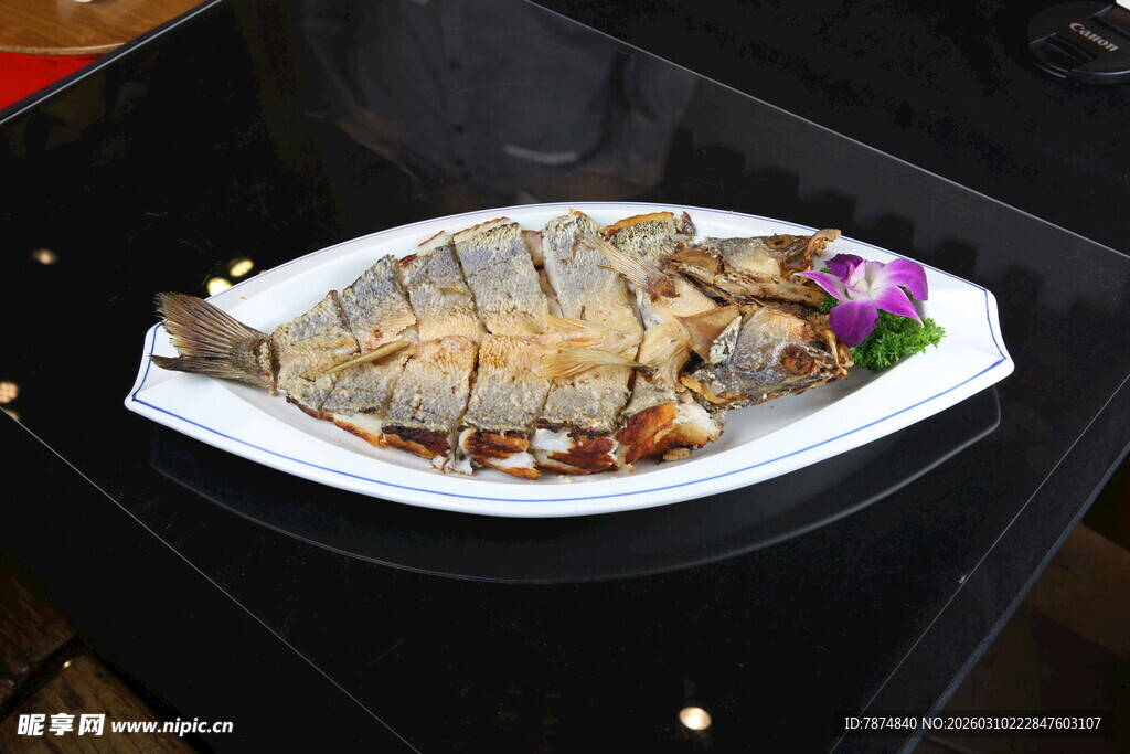 清蒸鱼摆盘精致诱人