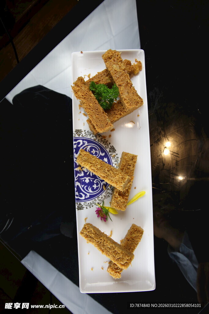 精致摆盘的美味特色炸物