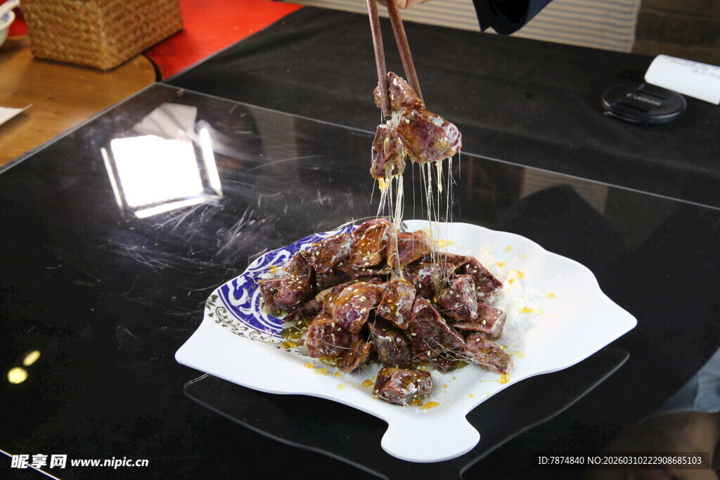 美味烤肉串诱人上桌