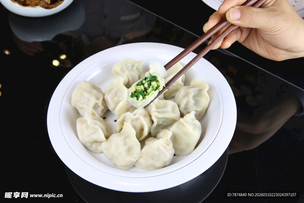 筷子夹取碗中美味饺子