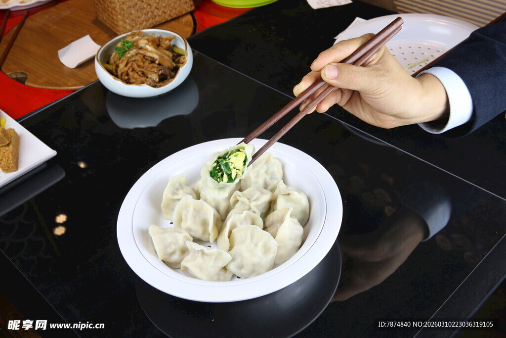 筷子夹起美味饺子瞬间