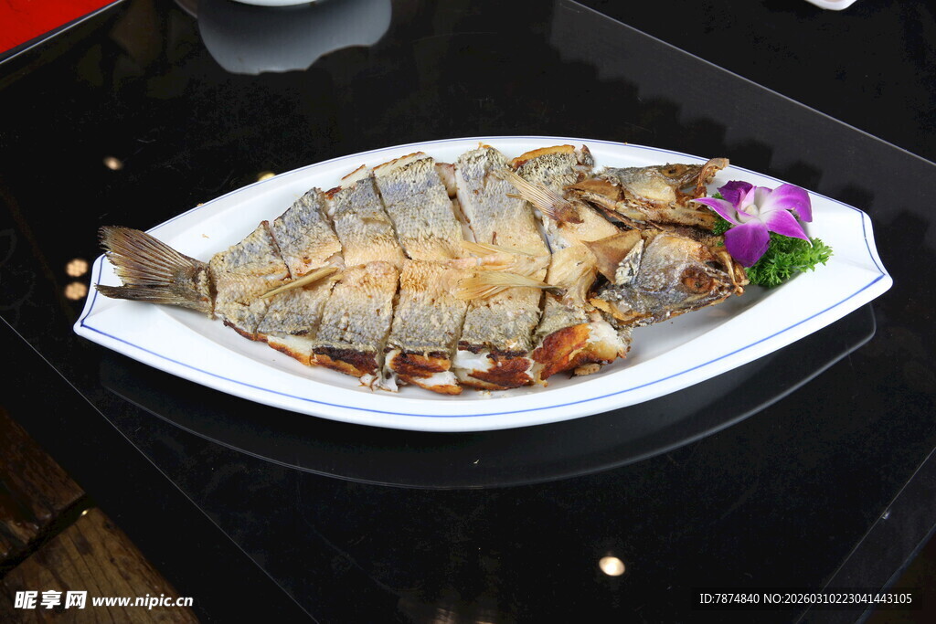 美味香煎鱼摆盘中