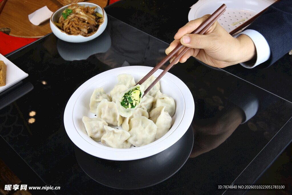 美味饺子 筷子夹起的满足