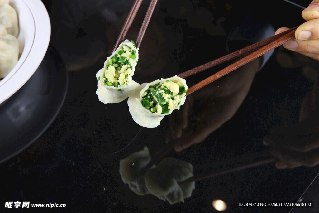 筷子夹起美味寿司