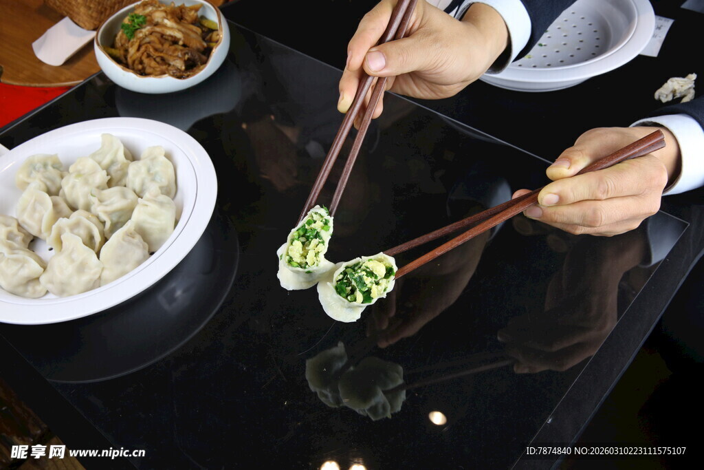 筷子夹饺子的温馨用餐时刻
