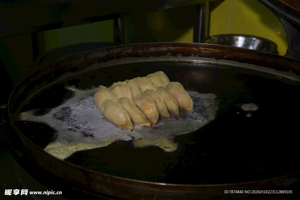 锅中油炸的美味面食