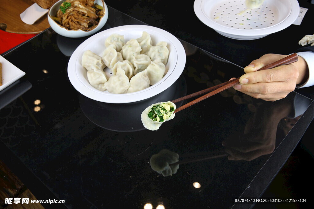 筷子夹取盘中美味饺子