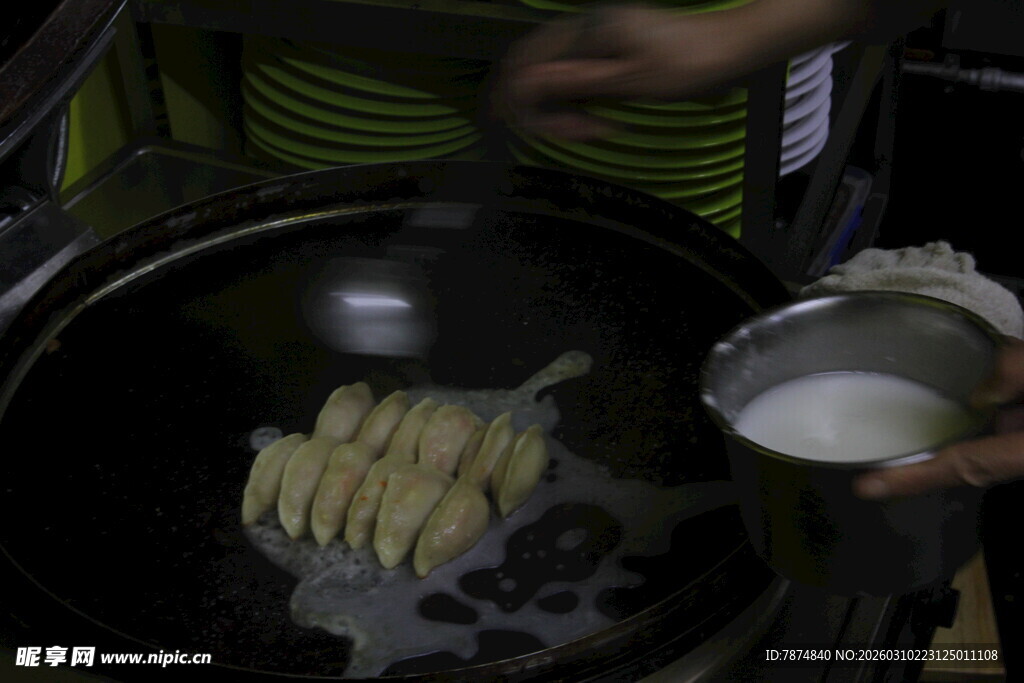 锅中炸物制作瞬间