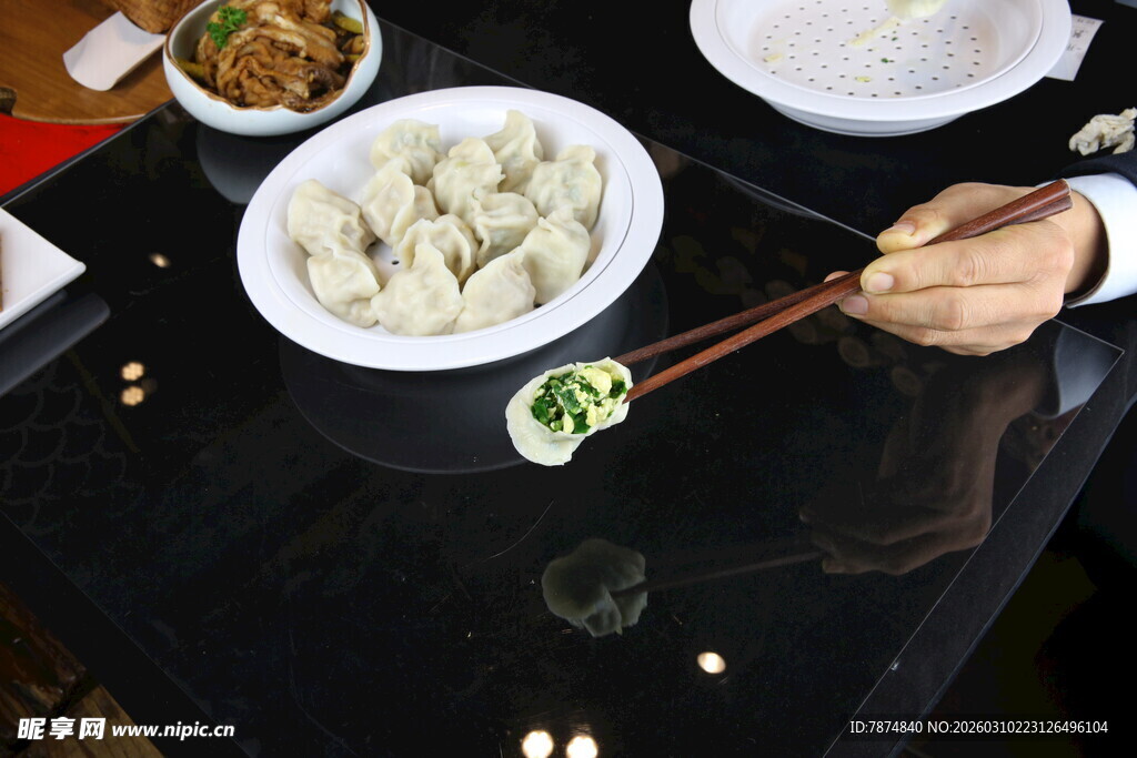 筷子夹饺子的温馨用餐场景