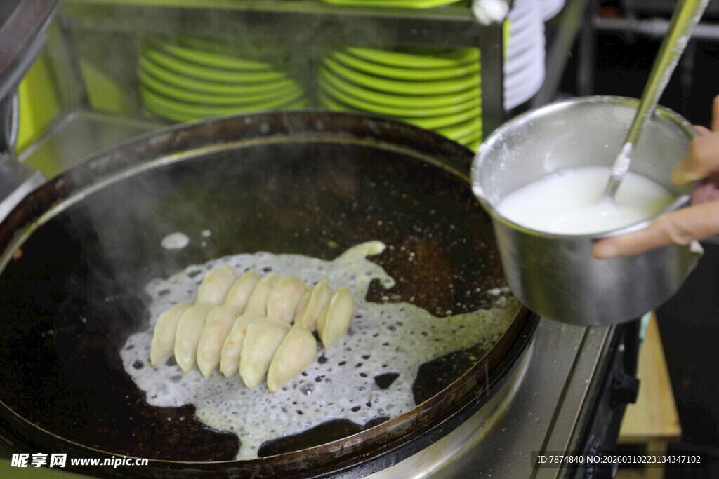 锅中正在制作特色面食