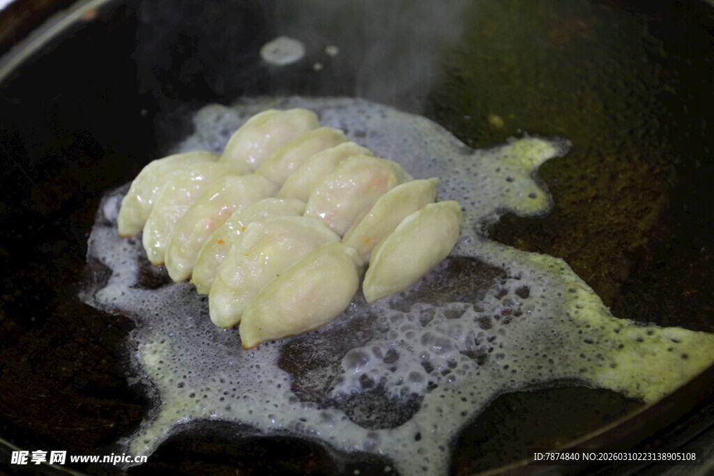 锅中煎制的鲜嫩蒜瓣