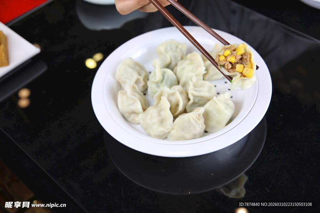 筷子夹起碗中美味丸子