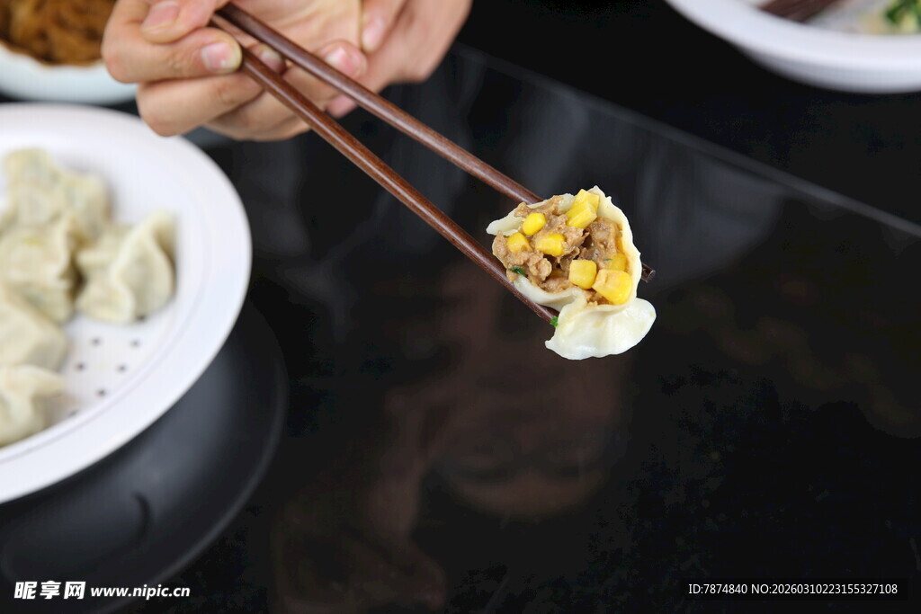 筷子夹起美味饺子