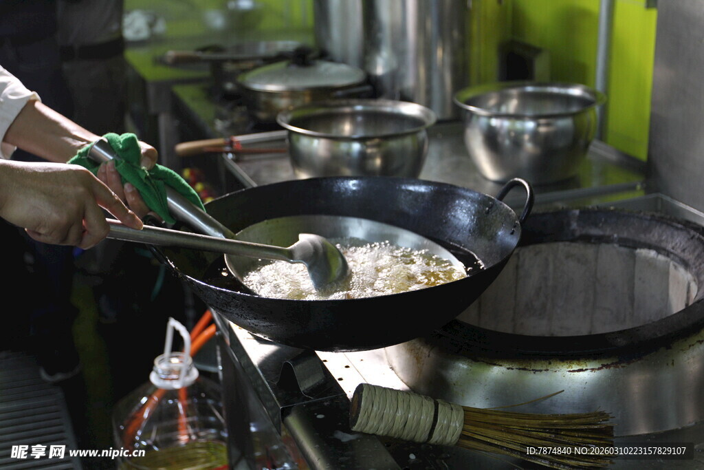 厨师在厨房颠锅烹饪