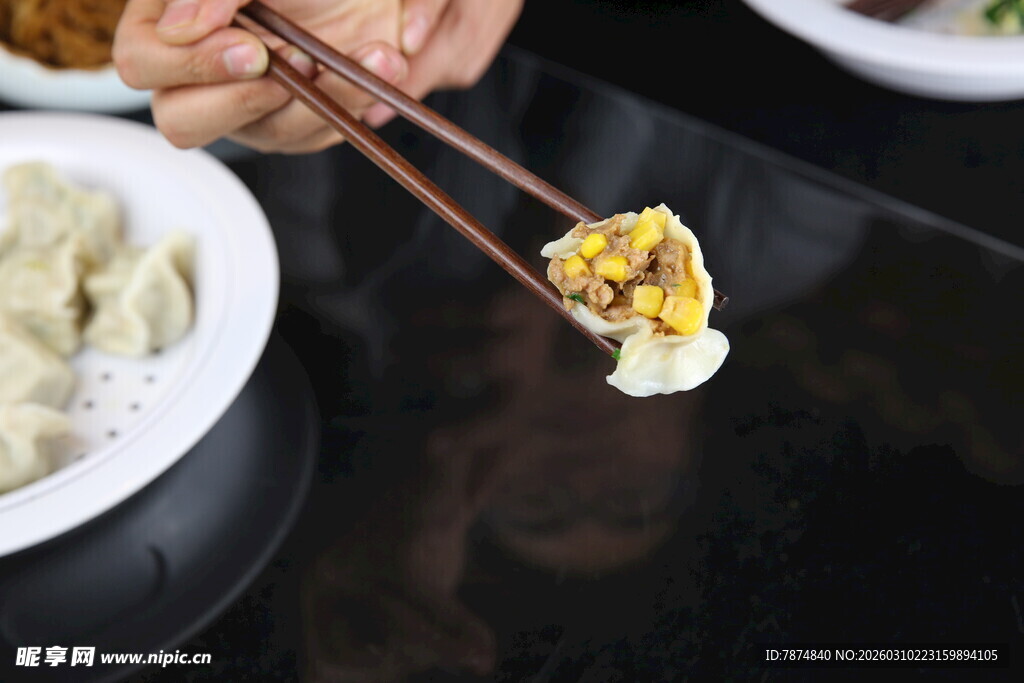 筷子夹起美味饺子