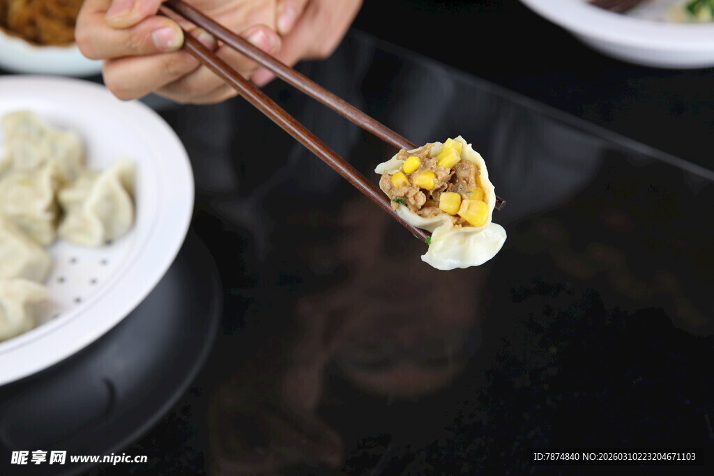 筷子夹起美味饺子瞬间