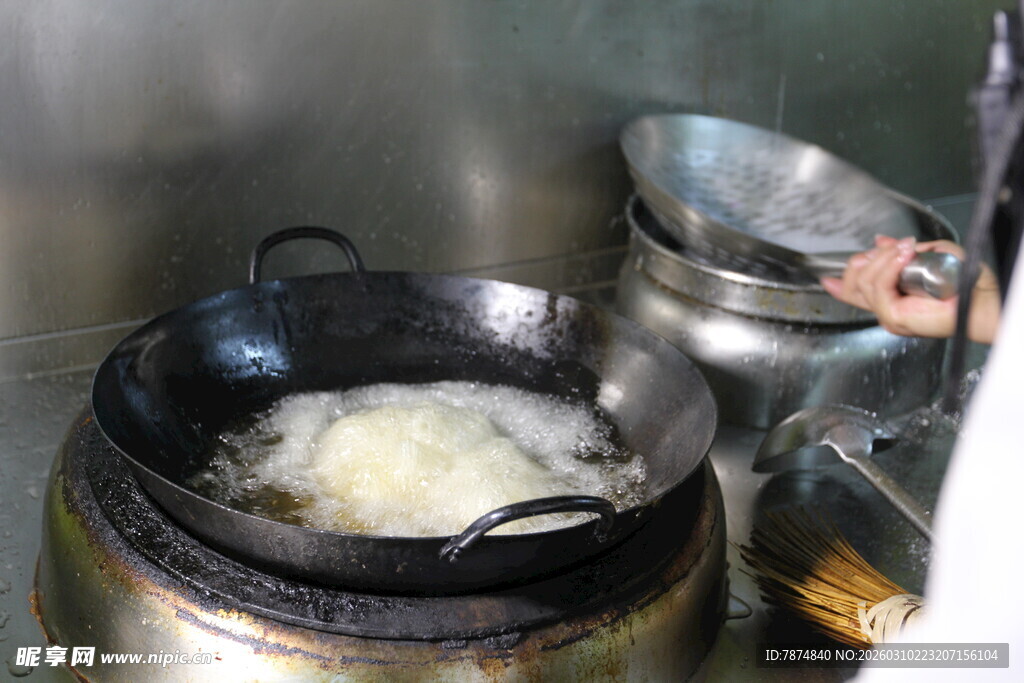 锅中煮物的烹饪场景