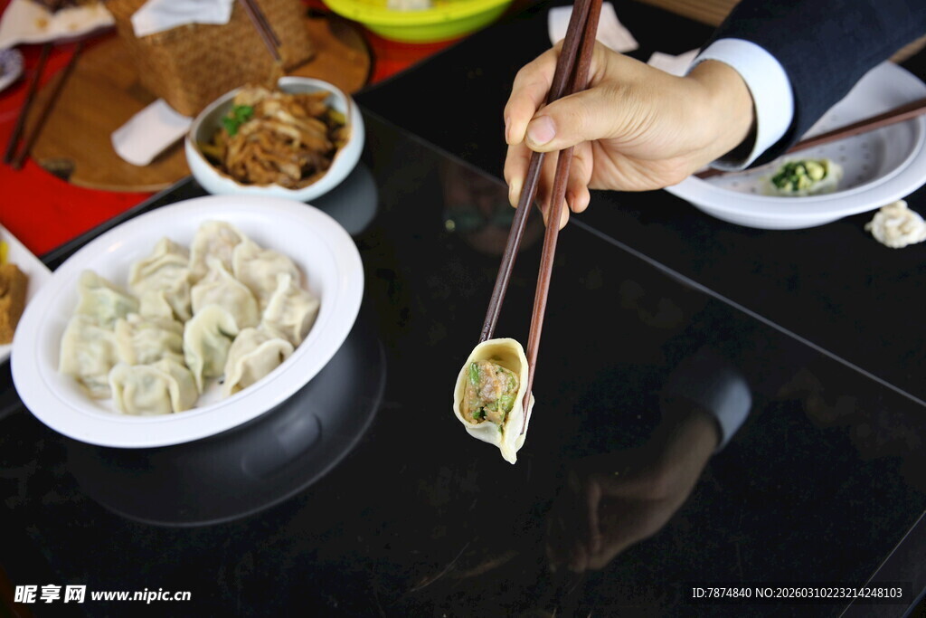 筷子夹取饺子特写