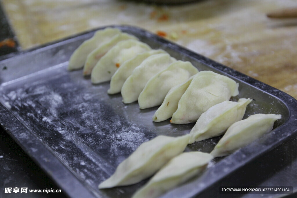 烤盘上的切好的面点