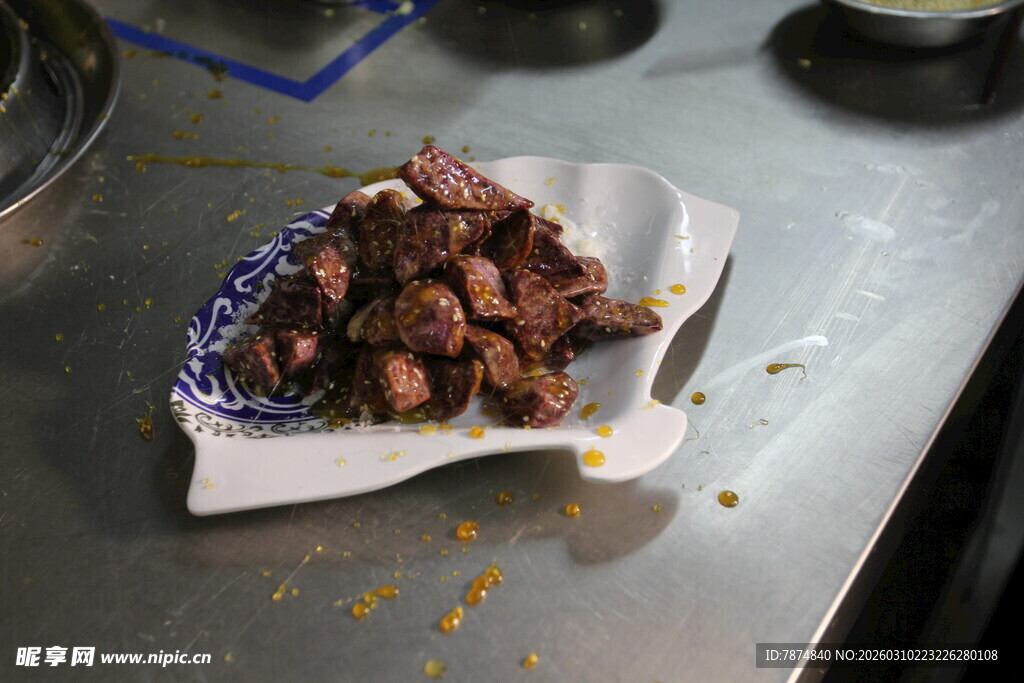 美味卤味小吃摆于盘中