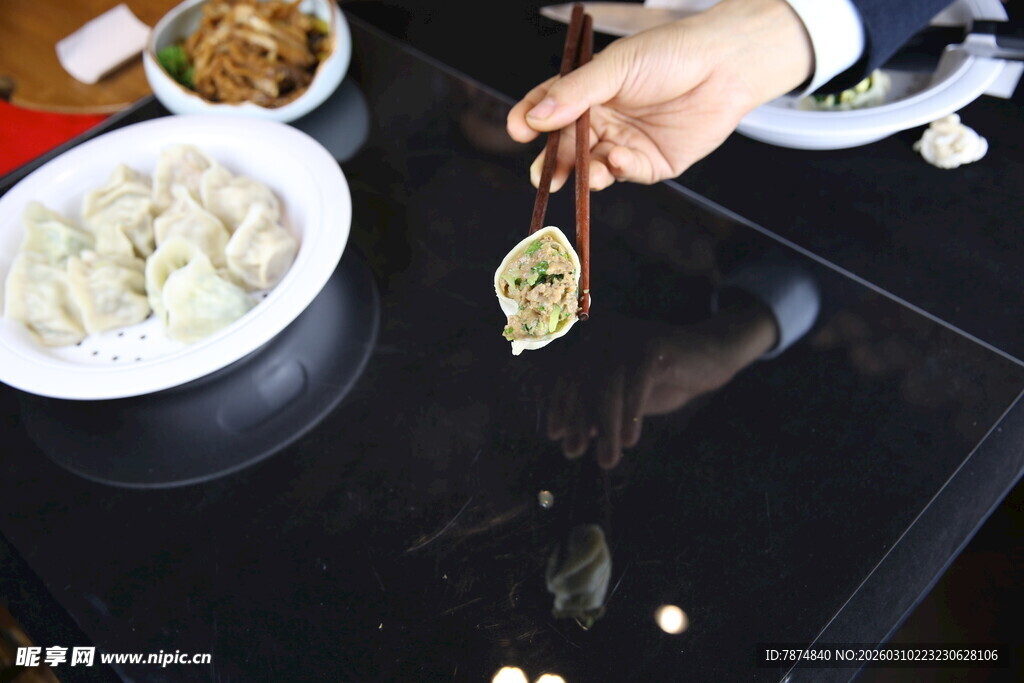 手工包饺子场景