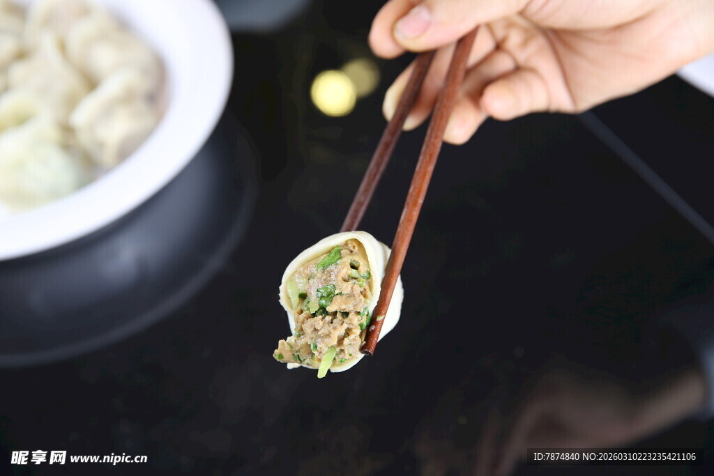 筷子夹起美味饺子