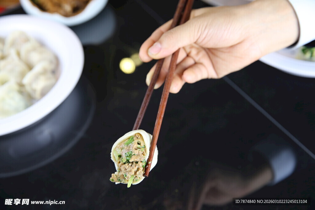 筷子夹起美味饺子瞬间